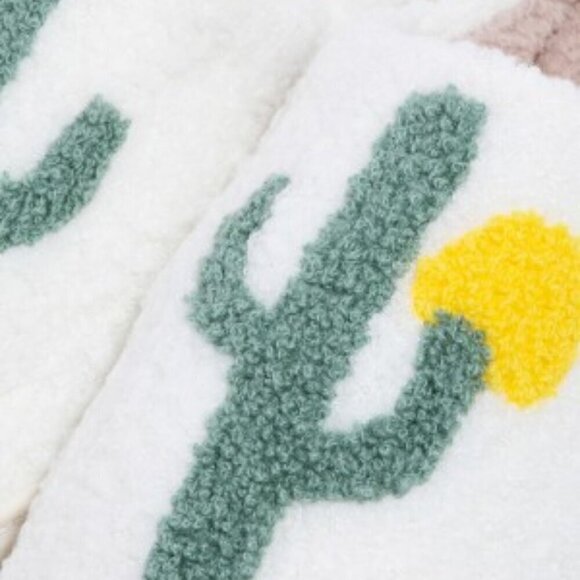 NWT Western Desert Cactus Print Slippers Women's Size: 8-9 - Picture 2 of 5